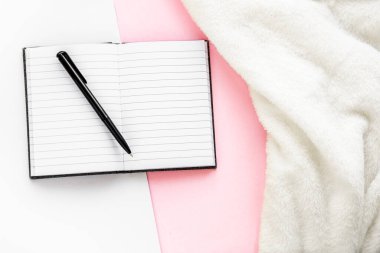 Sıcak ricaları ve not defterleri olan rahat bir çalışma yeri. Ev kavramından çalışma ve yazma. Üst görünüm.