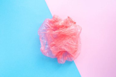 Düz plastik torba buruşmuş. Çürümeyen çöp. Çevre kirliliği kavramı. Ekoloji ve çöp ayıklama. Üst görünüm.