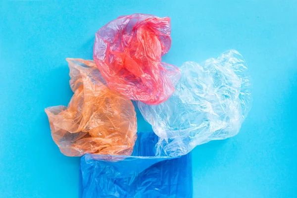 Çöp torbasında plastik poşetler var. Polietilen atıklarının sıralanması. Ekoloji kavramını kendine sakla. Çevresel koruma ve çöplerin ayrı sıralanması.