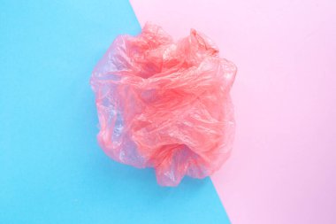Buruşmuş plastik torbayı kapat. Çürümeyen çöp. Çevre kirliliği kavramı. Ekoloji ve çöp ayıklama. Üst manzara, düz uzanma.