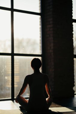 Çalışma dışarı, pratik yoga kat penceresinden, köprü alıştırmada, Urdhva Dhanurasana poz, ayakta yakınındaki genç çekici kadın giyim spor giyim, gri pantolon, sütyen, kapalı tam uzunlukta, ev iç