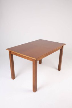 İzole edilmiş beyaz zemin üzerinde boş yüzeyi olan tek kahverengi tablo