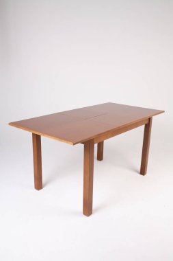 İzole edilmiş beyaz zemin üzerinde boş yüzeyi olan tek kahverengi tablo