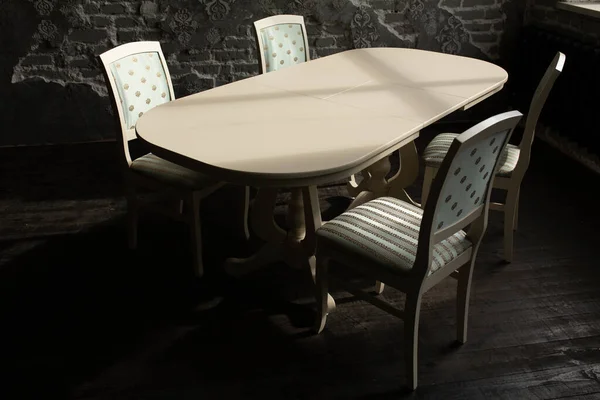 Eine Reihe von Möbeln für die Küche im Dachgeschoss. Eine Sammlung von Stühlen und Tischen für das Abendessen im Familienkreis. — Stockfoto