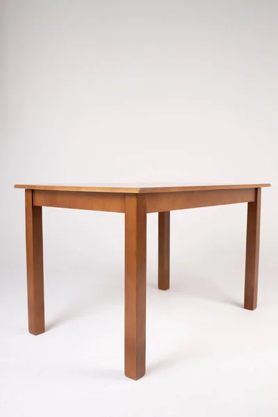 Однокоричневий стіл з порожньою поверхнею на ізольованому білому фоні — стокове фото