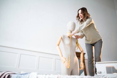 İş sırasında bir terzinin sinir krizi..