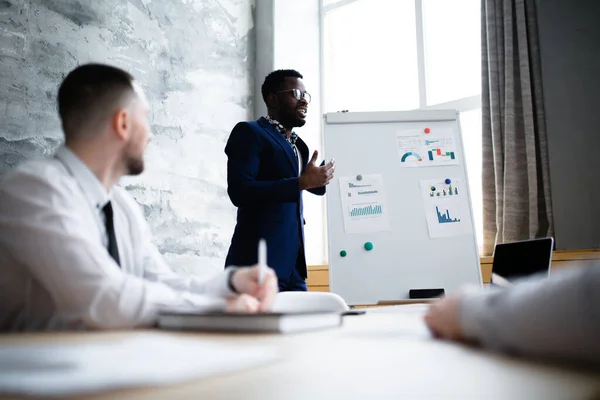 Afrikanischer Geschäftsmann spricht über seine Ideen zur Verbesserung des Unternehmens. — Stockfoto