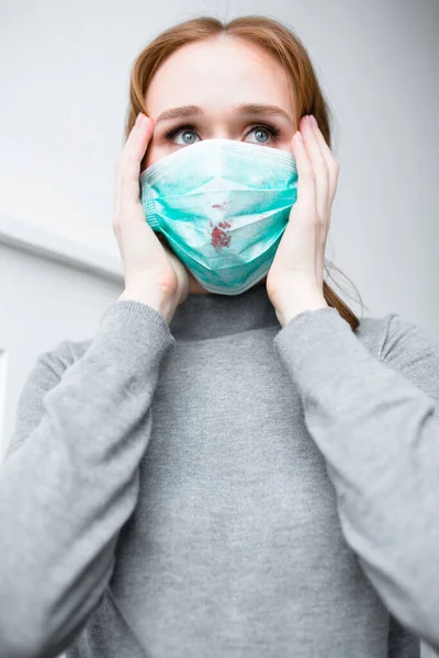 Bela paciente mascarado se preocupa com sua saúde — Fotografia de Stock