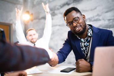 İki tedarikçi şirket arasındaki işbirliğinin teyidi
