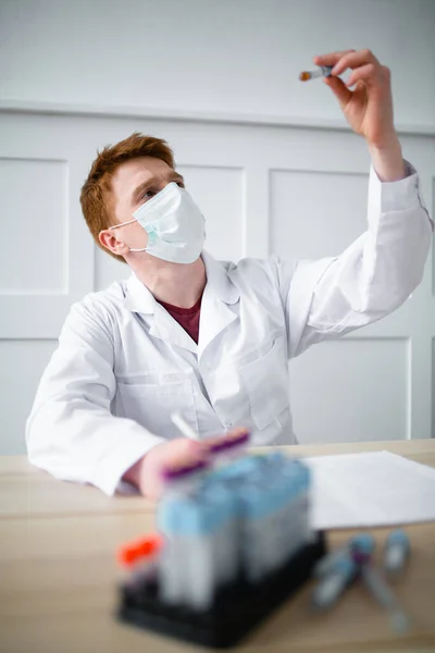 Técnico de laboratório escreve os testes recebidos da transferência ao doutor — Fotografia de Stock