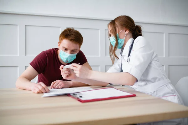 Paciente queixa-se de mal-estar ao médico — Fotografia de Stock