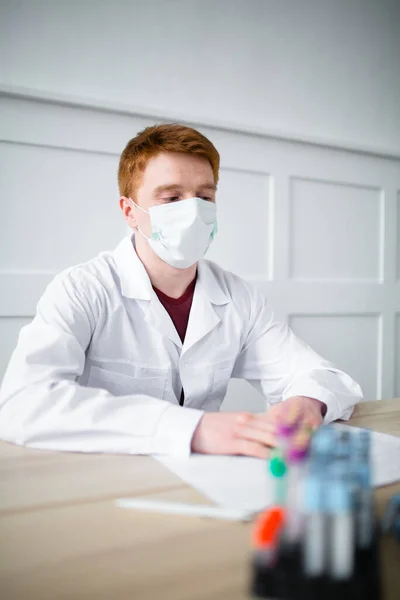 Assistente de laboratório médico italiano examina testes de pacientes para nova infecção pelo vírus — Fotografia de Stock