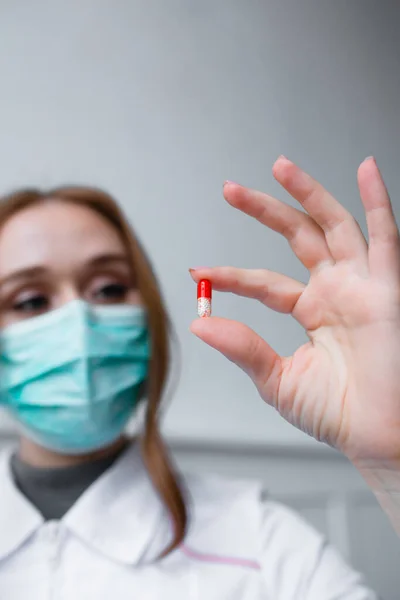 Saúde conceito de segurança e medicina - menina bonita médico detém pílula para a doença — Fotografia de Stock