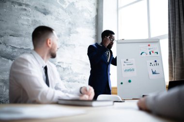 Afrikalı işadamı satışları artırmak için yeni bir proje sunuyor. Ortaklar arasındaki daha fazla işbirliği görüşmeleri