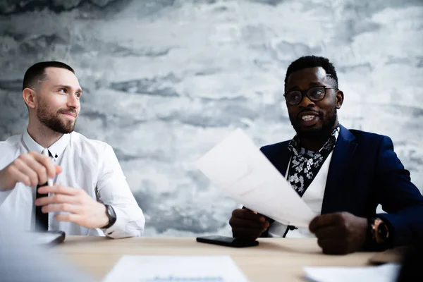 Empresario africano lee los términos del contrato para concluir una transacción y expresa su insatisfacción con los términos . — Foto de Stock