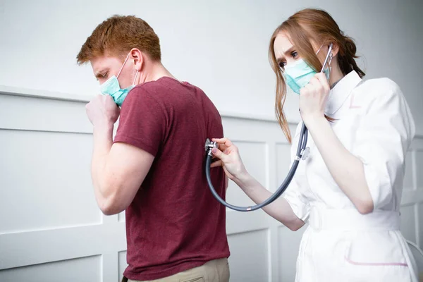 Paciente reclama ao médico bonito sobre tosse e mal-estar — Fotografia de Stock