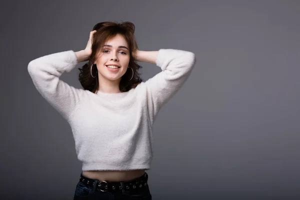 Νεαρή Ευρωπαία αγγίζει τα μεταξένια μαλλιά της με τα χέρια της, τα οποία θεραπεύει εδώ και πολύ καιρό για την ευθραυστότητα και την ξηρότητα — Φωτογραφία Αρχείου