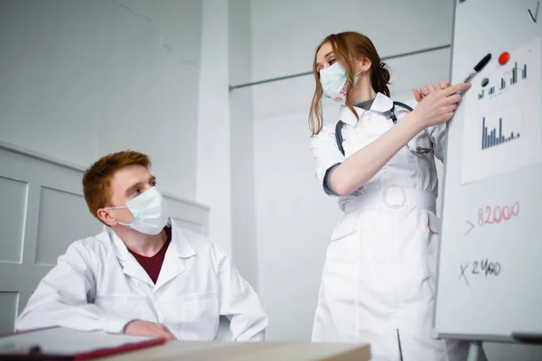 Belo médico ruivo examina os dados e estatísticas de pacientes com um novo vírus em 2020 — Fotografia de Stock