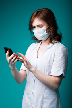 Çekici Avrupalı doktor hesap makinesinde koronavirüs veya virüsten etkilenen insan sayısını gösteriyor