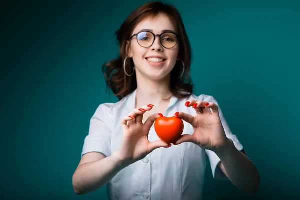 Mladý kardiolog drží hračky červené srdce, ukazuje, že lidé monitorují své zdraví — Stock fotografie