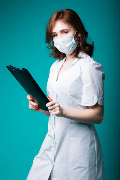 Um médico americano atraente de casaco branco está à espera que os pacientes sejam examinados com os seus registos médicos. . — Fotografia de Stock