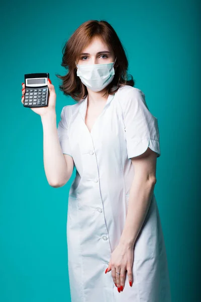 Médico europeu atraente mostra na calculadora o número de pessoas doentes com um novo vírus desconhecido — Fotografia de Stock