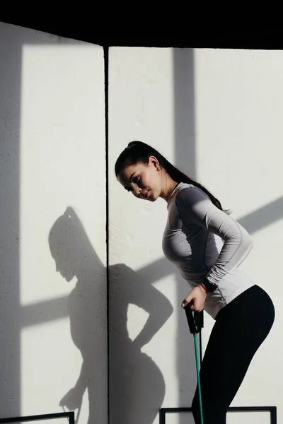 Chica atleta se dedica a la actividad física en el hogar en relación con una retirada durante la infección viral —  Fotos de Stock