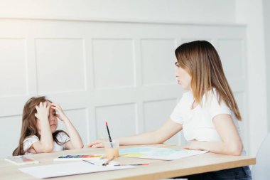 Kızın, annen kadar güzel çizemediği için üzgün. Küçük çocuklar için sanat terapisi