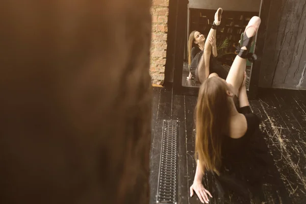迷人的芭蕾舞演员伸展在镜子前.脚上穿着芭蕾舞女星粉红平底鞋. — 图库照片
