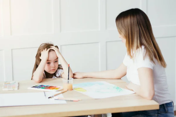 Tochter ärgert sich, dass sie nicht so schön zeichnen kann wie ihre Mutter. Kunsttherapie für kleine Kinder — Stockfoto