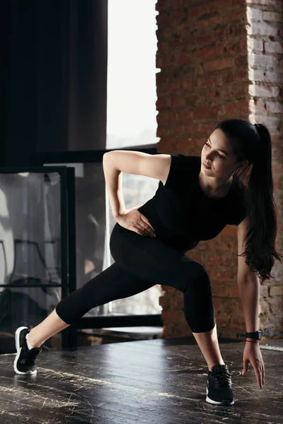 Ejercicios para estirar los músculos de las piernas. Chica estira los músculos para hacer las divisiones. Aislamiento de la casa . — Foto de Stock