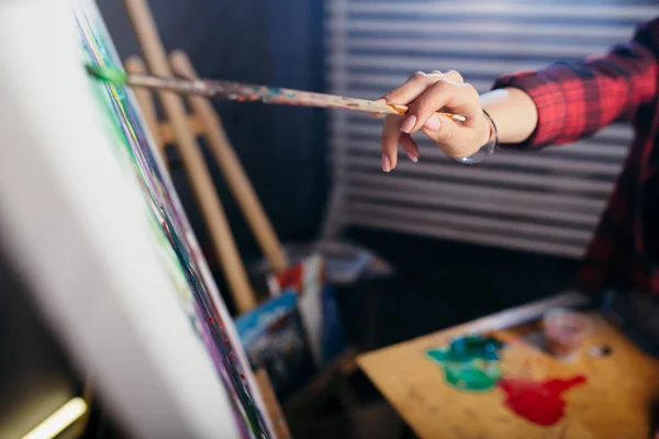 Close-up van de tekening een lange met een penseel op doek aquarel abstract schilderen in groene en paarse kleuren. — Stockfoto