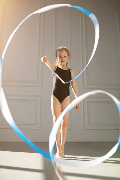 Belle petite fanfare de gymnaste pour les spectacles. Belle fille gymnaste souriant à la caméra . — Photo