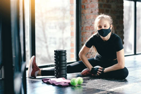 A máscara do treinador Pilates está a descansar. Atividades esportivas durante a quarentena. Massagem rolo, bola fitas miofasciais e rosa para o esporte — Fotografia de Stock