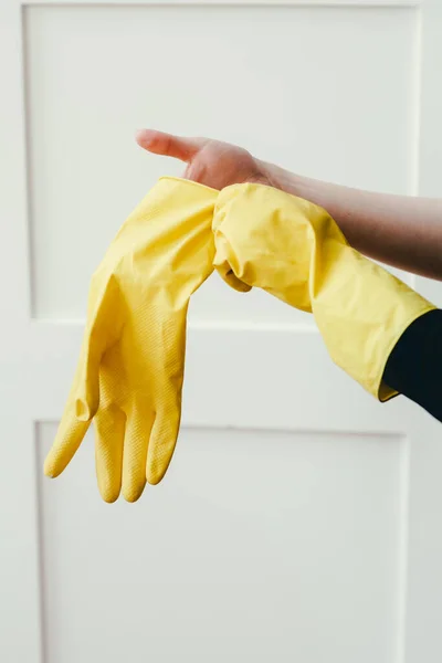 黄色のクリーニング手袋を身に着けている細い女性。その日の敷地又はアパートの清掃. — ストック写真