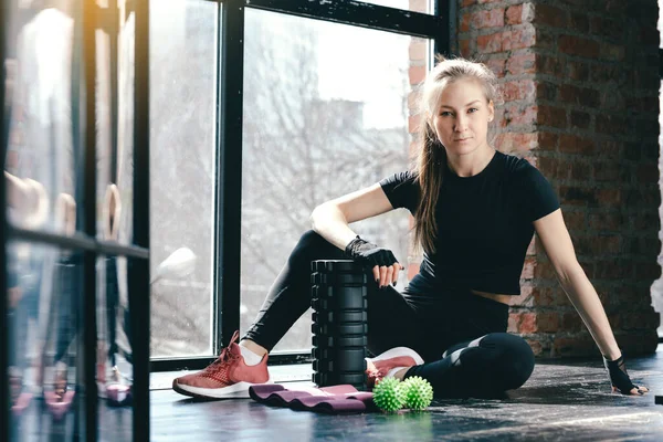 Horisontellt foto Sport under karantänen. Tränare Pilates vilar. Massage roller, boll myofascial och rosa band för sport — Stockfoto