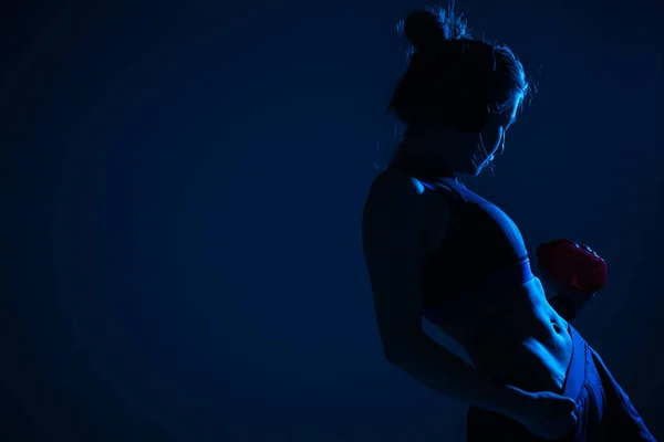 Os oblíquos internos são destacados em néon azul brilhante. A atleta posando para um centro esportivo Banner . — Fotografia de Stock