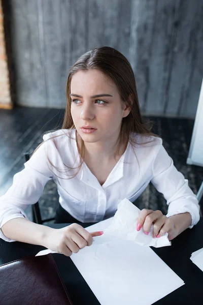 Retrato de un empleado de la compañía llorando sosteniendo una servilleta de papel y un bolígrafo para escribir una carta de renuncia. Estrés en el trabajo y en la oficina — Foto de Stock