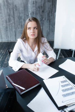 Çok fazla stres ve iş yükü yüzünden işi bırakmak isteyen hıçkıra hıçkıra ağlayan bir ofis çalışanının portresi.