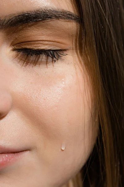 Κοντινό πλάνο πορτραίτο ενός κοριτσιού που κλαίει με μακιγιάζ που απλώνεται. Άγχος λόγω της εργασίας και προβλήματα στη ζωή. — Φωτογραφία Αρχείου