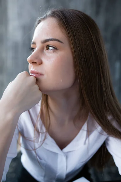 Retrato de cerca de una niña llorando con maquillaje extendido. Estrés debido al trabajo y problemas en la vida . — Foto de Stock