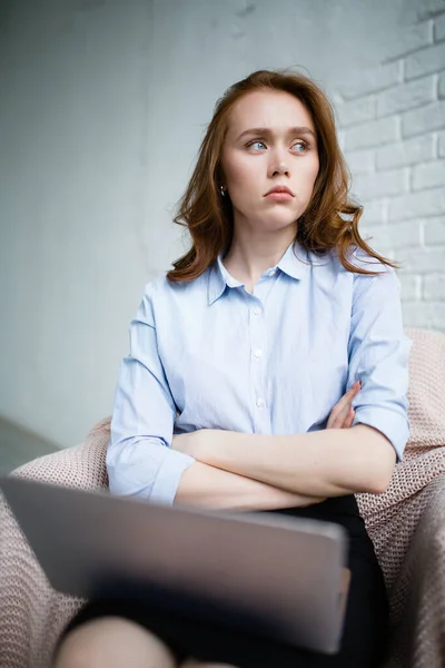 Chica de negocios mira desagradablemente lejos de la pantalla del ordenador portátil y dobló los brazos sobre su pecho, pensando en otras acciones . — Foto de Stock