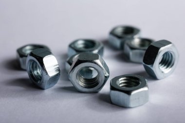 Makro atış. Dağınık kaçıklar beyaz arka planda yakın plan çekimde yatıyor. İnşaat mağazaları için reklam çekimi