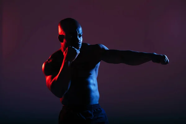 Profesionální černošky boxer box a cvičení před neon light wrestling soutěže — Stock fotografie