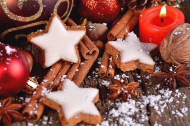 Noel ağacını süsler ve tanımlama bilgileri 