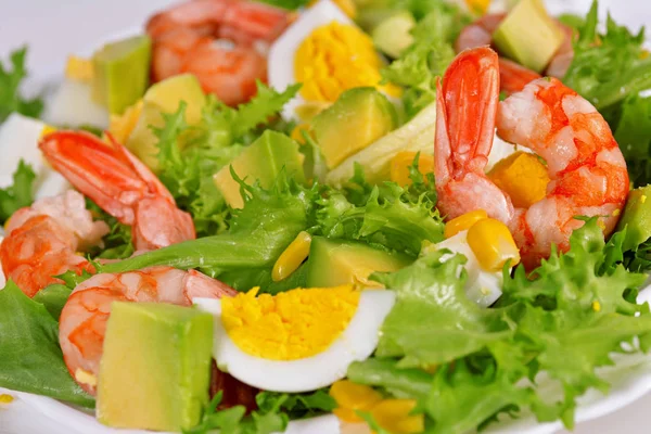 Salad with shrimps and avocado — Stock Photo, Image