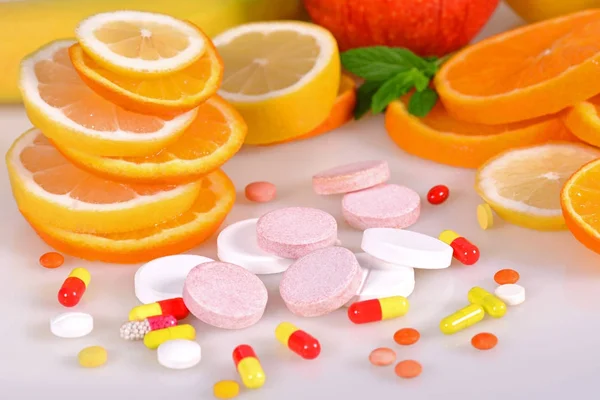 Comprimidos, frutas, vitaminas . — Foto de Stock