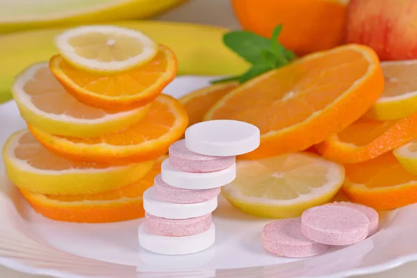 Comprimidos, frutas, vitaminas . — Fotografia de Stock
