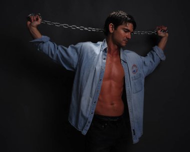 İri parça savaşçı kasları gösterir