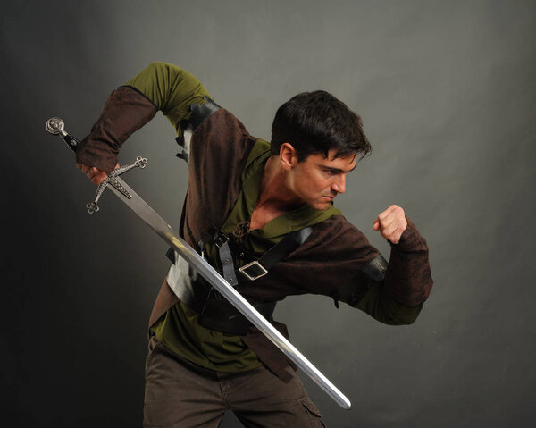 привлекательный парень - бунтарь
